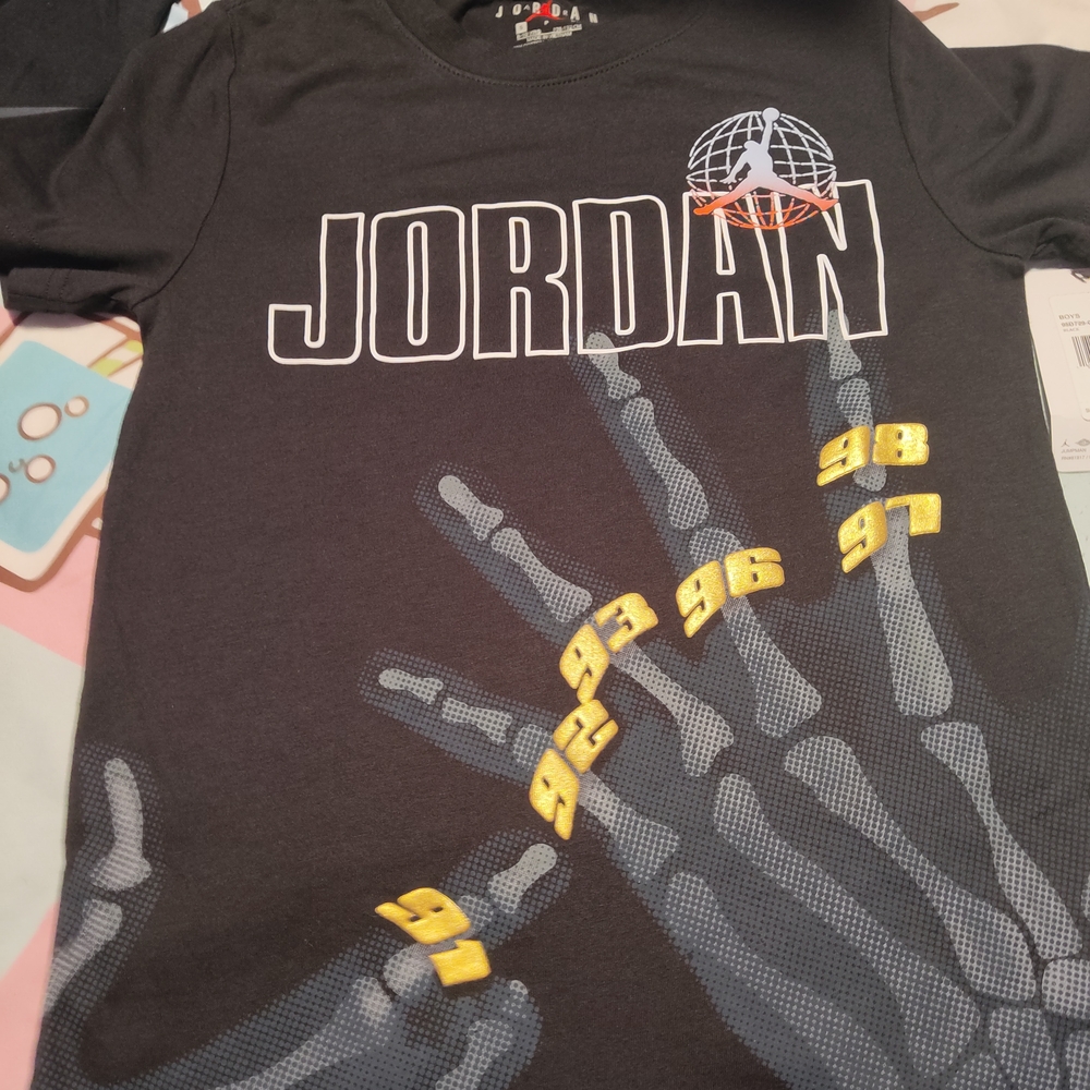 2 Jordan Boys Black Graphic T-Shirt (Small 8-10)